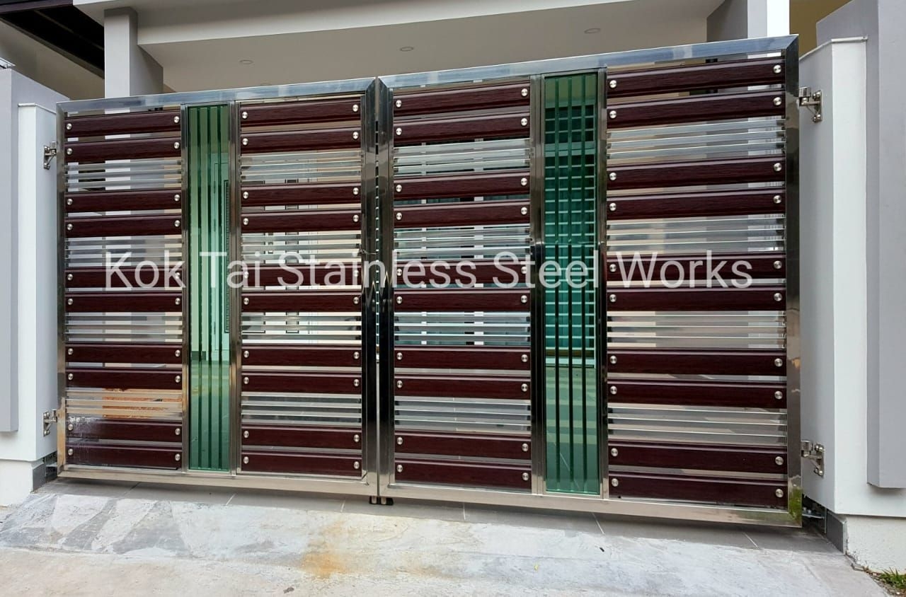 Stainless steel plank gate with glass panels