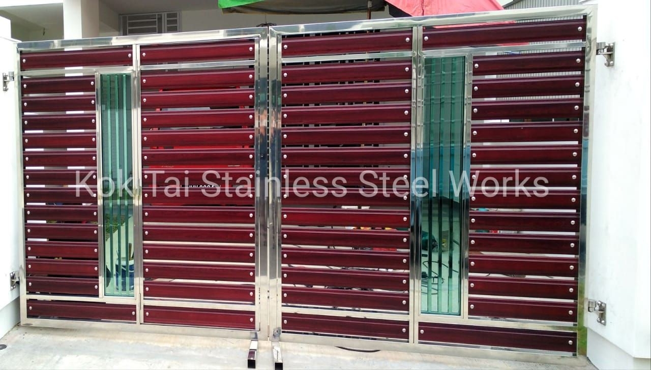 Maroon plank stainless steel folding gate